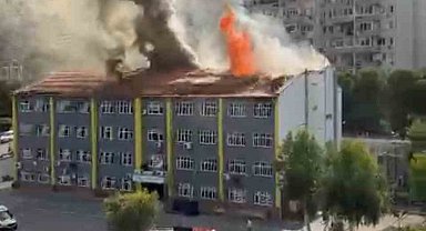 İzmir'de okul çatısında korkutan yangın