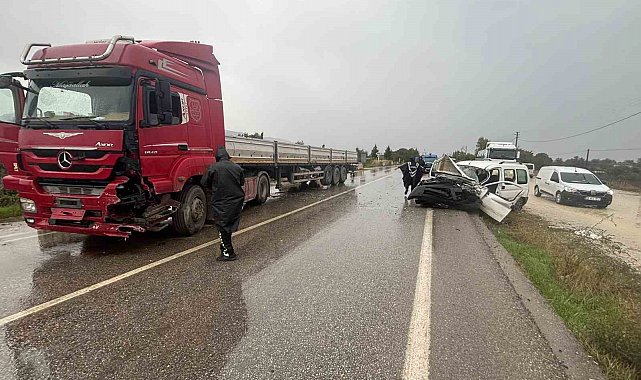 İzmir'de tır ile kamyonet çarpıştı: 1 ölü 1 yaralı