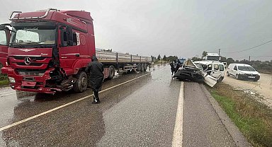 İzmir'de tır ile kamyonet çarpıştı: 1 ölü 1 yaralı