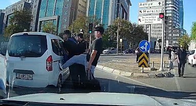 İzmir'de trafikte gerginlik: Gençlerden biri araca tekme attı