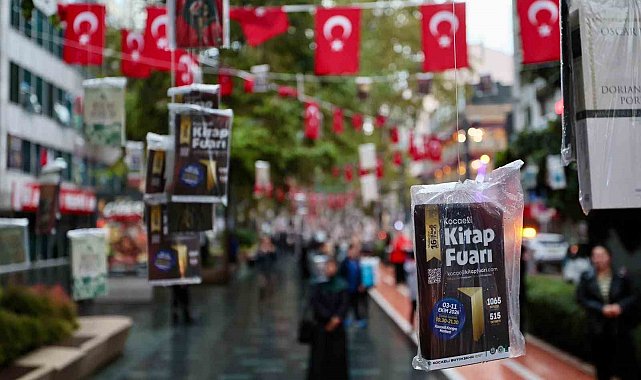 İzmit'te ağaçlar "kitap" açtı