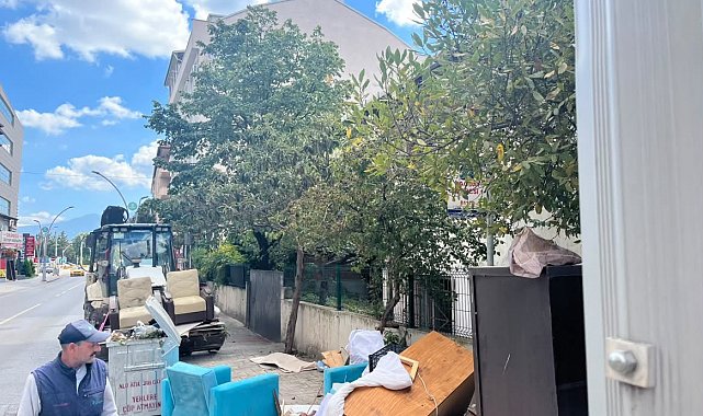 İzmit'te kaldırımdaki çöp yığını temizlendi