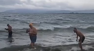 İznik Gölü'nde soğuğa ve dalgalara inat böyle yüzdüler