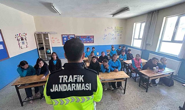 Jandarma öğrencilere trafik eğitimi verdi