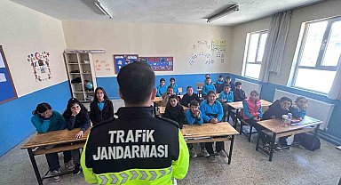 Jandarma öğrencilere trafik eğitimi verdi