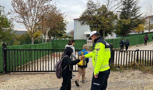 Jandarma okul çevrelerinde göz açtırmıyor