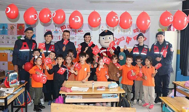Jandarmadan ilkokula 29 Ekim sürprizi: Miniklerle sınıflar süslendi