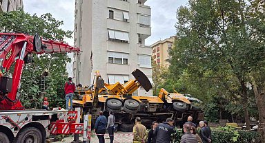 Kadıköy'de devrilen vinç 11 katlı binanın girişine çarptı