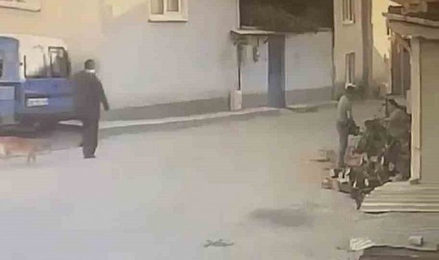 Kadının motorlu testere ile yaşlı adamı korkuttuğu anlar kamerada