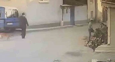Kadının motorlu testere ile yaşlı adamı korkuttuğu anlar kamerada