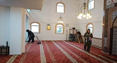 Kadınlardan imece usulü cami temizliği