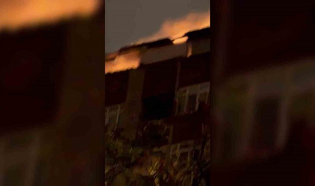 Kağıthane'de 5 katlı binanın çatısı alev alev yandı