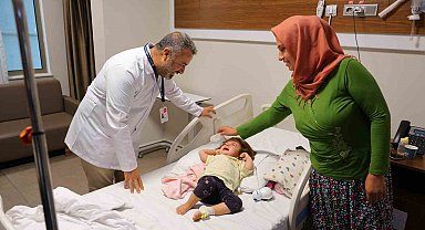 Kahramanmaraş'ta 1 yaşındaki bebeğin böbreğinden 2 santimlik taş çıkarıldı