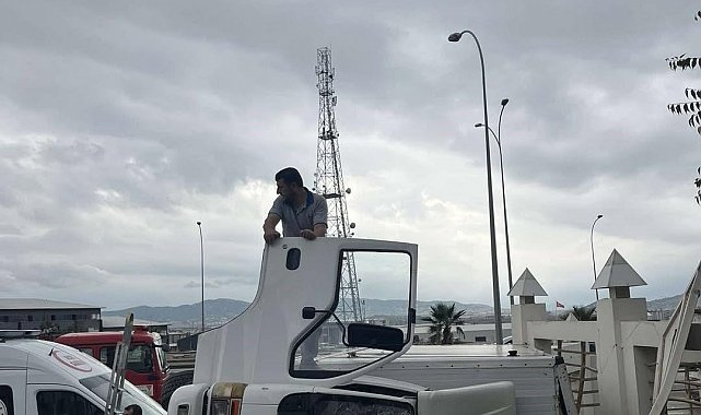 Kahramanmaraş'ta devrilen kamyon cami duvarına çarptı