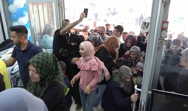 Kahramanmaraş'ta giyim mağazasında indirim izdihamı