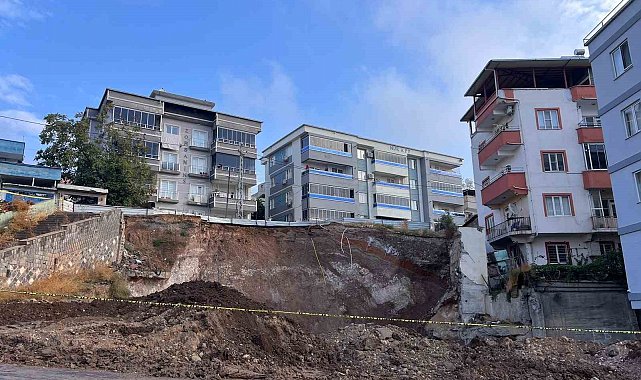 Kahramanmaraş'ta temel kazısı sırasında toprak kaydı, yol çöktü, vatandaşlar mağdur oldu
