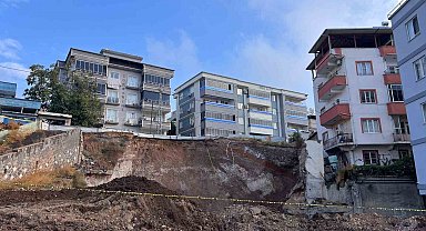 Kahramanmaraş'ta temel kazısı sırasında toprak kaydı, yol çöktü, vatandaşlar mağdur oldu