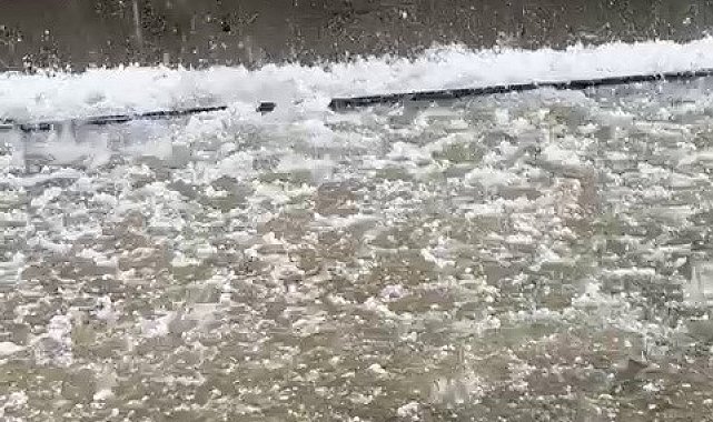 Kahta'da dolu yağışı karayolunu beyaza bürüdü
