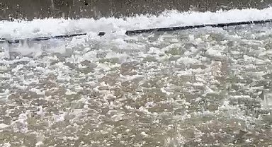 Kahta'da dolu yağışı karayolunu beyaza bürüdü