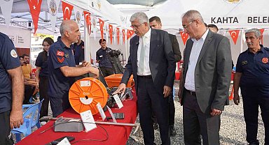 Kahta'da hayat kurtaran buluşma: İtfaiye ekipleri kent meydanında