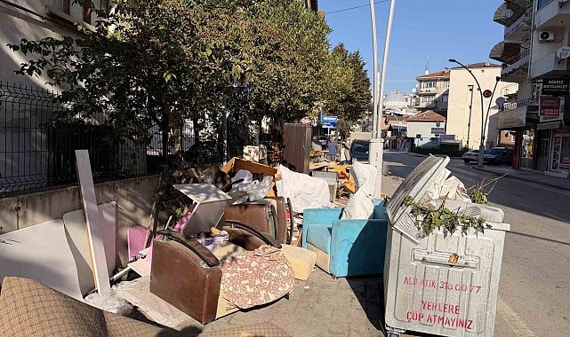 Kaldırımda akılalmaz görüntü: Ne varsa dışarı attılar