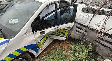 Kamyonetle polis aracı çarpıştı: 2 polis yaralı
