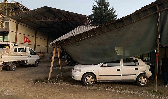 Kamyonla çarpışan otomobil kıraathaneye girdi