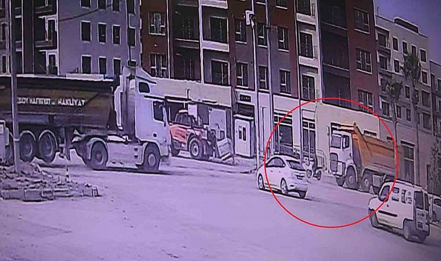Kamyonun kör noktasına gelen motosiklet sürücüsünün ezilerek can verdiği anlar kameraya yansıdı