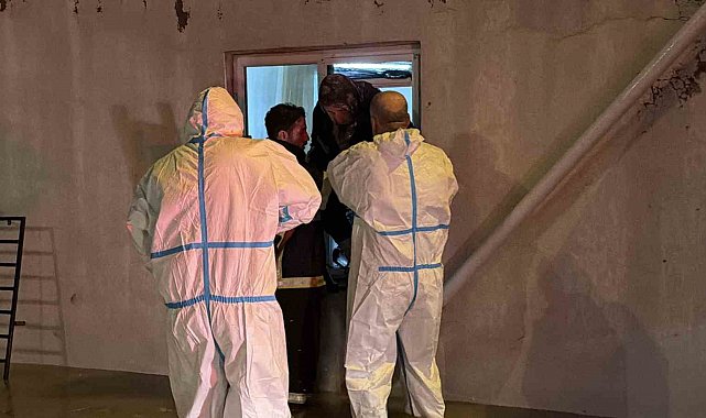 Kapıdan çıkamayan 2 yaşlı kadını itfaiye pencereden kurtardı
