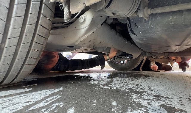 Karabük'te ticari taksinin altına giren yavru kedi kurtarıldı