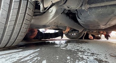 Karabük'te ticari taksinin altına giren yavru kedi kurtarıldı