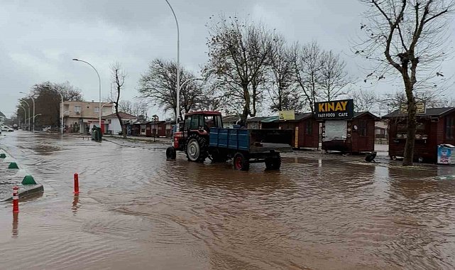 Karacabey'de yollar göle döndü, denize çıkamayanlar evlerinin önünden balık tuttu