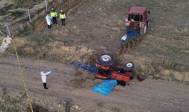 Karaman'da devrilen traktörün altında kalan sürücü hayatını kaybetti