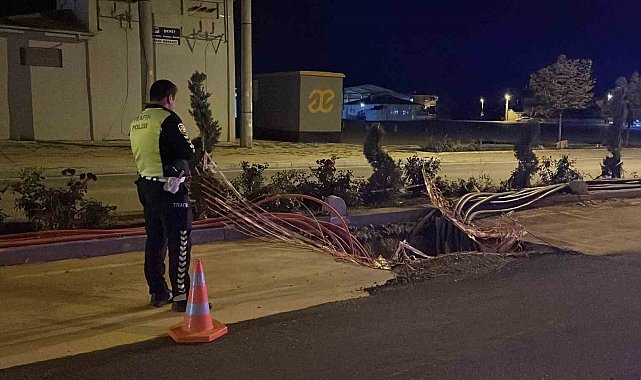 Karaman'da elektrik hattı için kazılan çukura giren otomobilde hasar oluştu