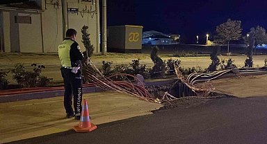 Karaman'da elektrik hattı için kazılan çukura giren otomobilde hasar oluştu