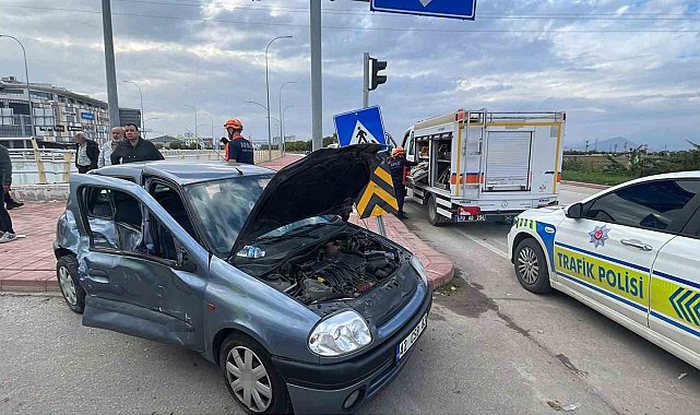 Karaman'da kamyonetle otomobil çarpıştı: 3 yaralı
