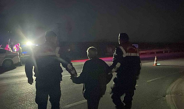 Karaman'da kazanın şokunu yaşayan yaşlı sürücüyü jandarma teselli etti