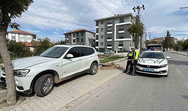 Karaman'da kontrolden çıkan cip kaldırımdaki ağacı devirdi