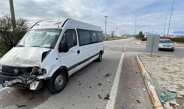 Karaman'da minibüsle otomobil çarpıştı: 1 yaralı