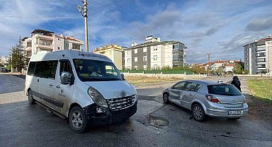 Karaman'da okul servisi ile otomobil çarpıştı: 1 yaralı