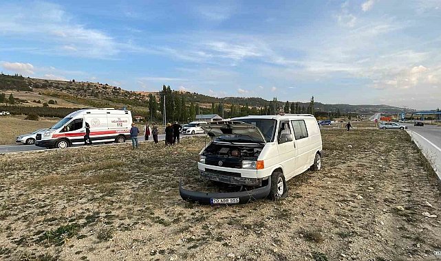 Karaman'da otomobille çarpışan minibüs refüje savruldu: 1 yaralı