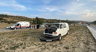 Karaman'da otomobille çarpışan minibüs refüje savruldu: 1 yaralı