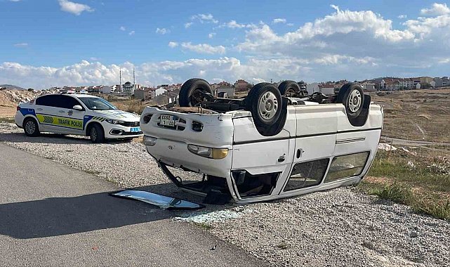 Karaman'da otomobille çarpışan panelvan devrildi: 2 yaralı