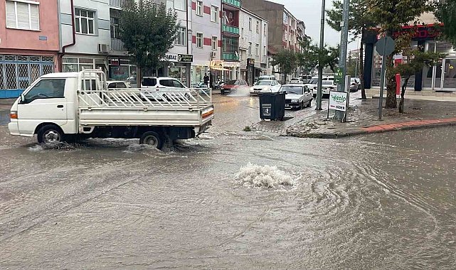 Karaman'da sağanak yağış yolları göle çevirdi