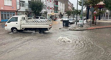 Karaman'da sağanak yağış yolları göle çevirdi