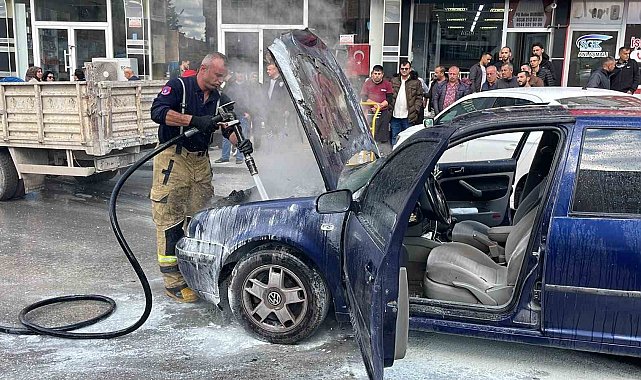 Karaman'da seyir halindeki otomobil alev aldı