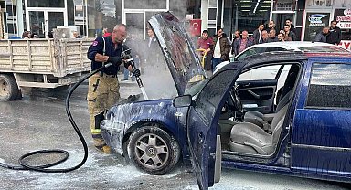 Karaman'da seyir halindeki otomobil alev aldı