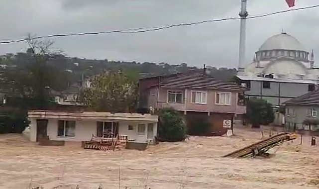 Karasu'da sokaklar göle döndü, evlerin giriş katlarını su bastı