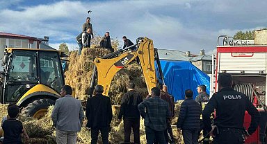Karayazı'da evin önündeki otlar alev aldı