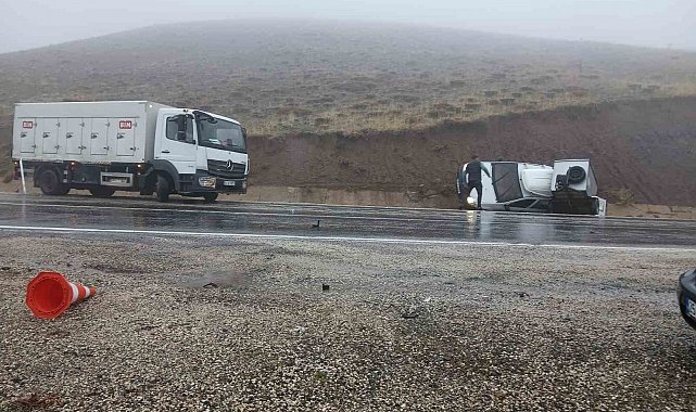 Karayazı'da yoğun sis ve yağış altında kaza: 2 sürücü yaralandı